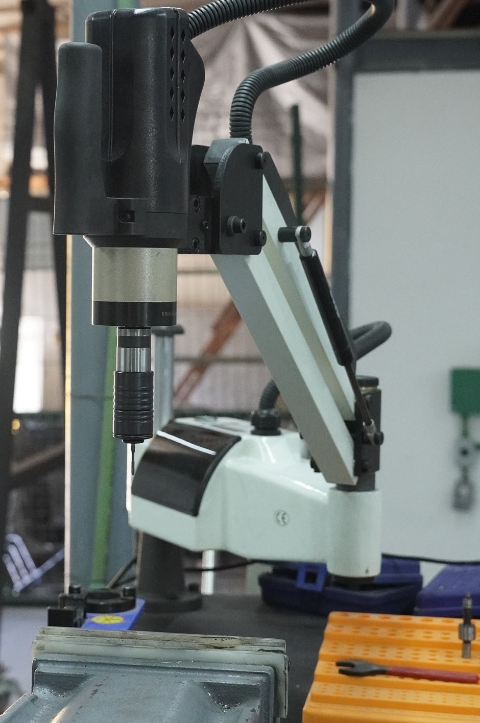 Brazo machueleador para roscados precisos.