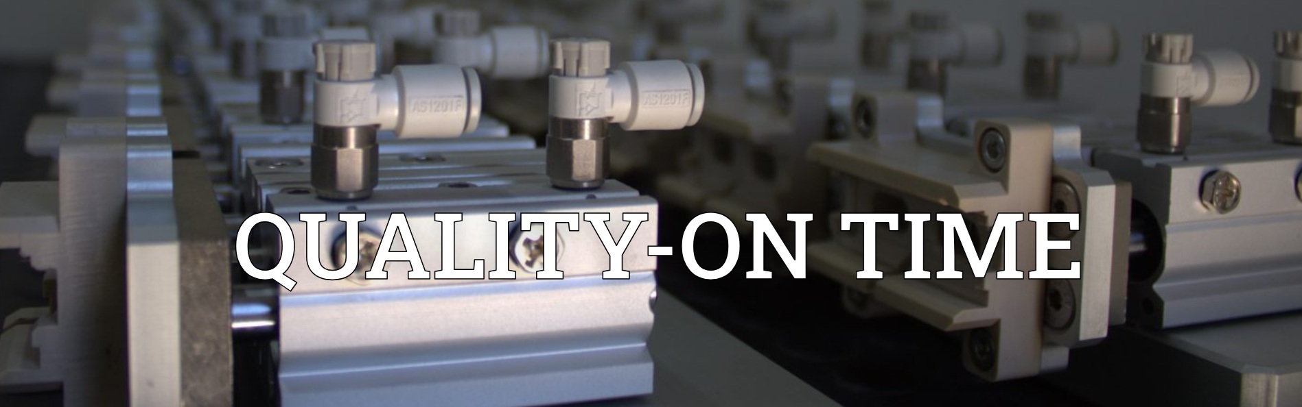 Máquina CNC de alta precisión trabajando en un componente metálico.